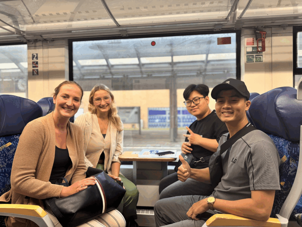 Ausbildungsteam mit Auszubildenden im Zug