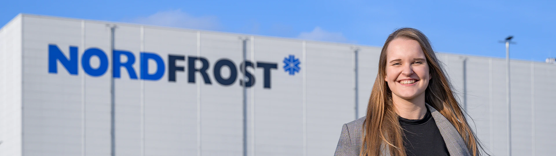 Die Mitarbeiterin vor dem Nordfrost-Gebäude