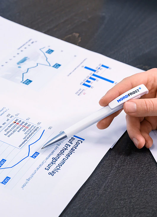 Datenblatt und ein Stift mit dem Nordfrost-Logo.