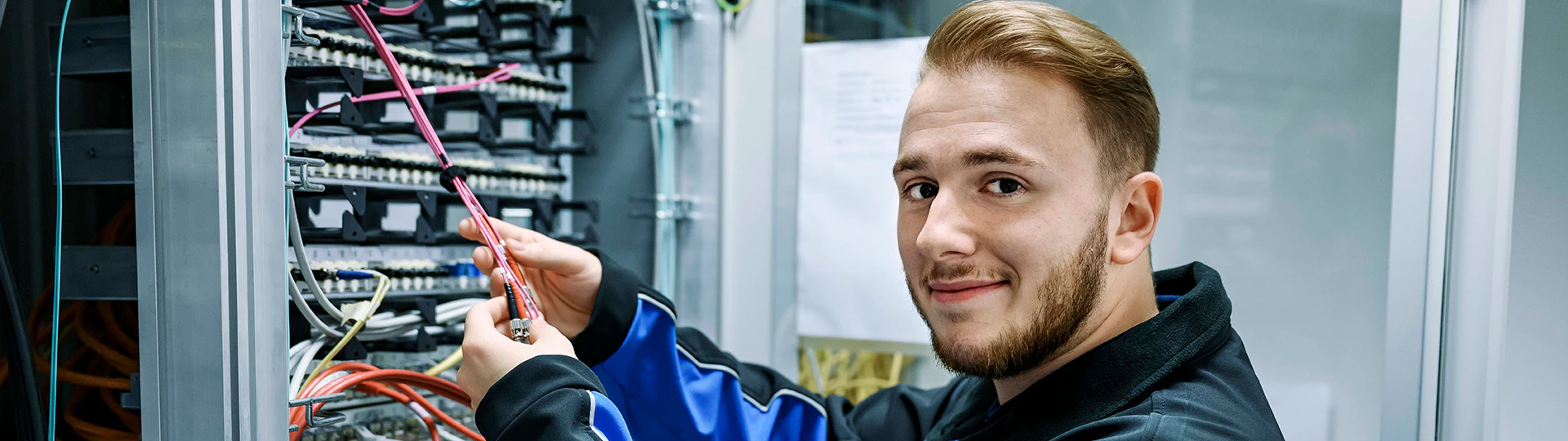 Mitarbeiter in der IT im Serverraum