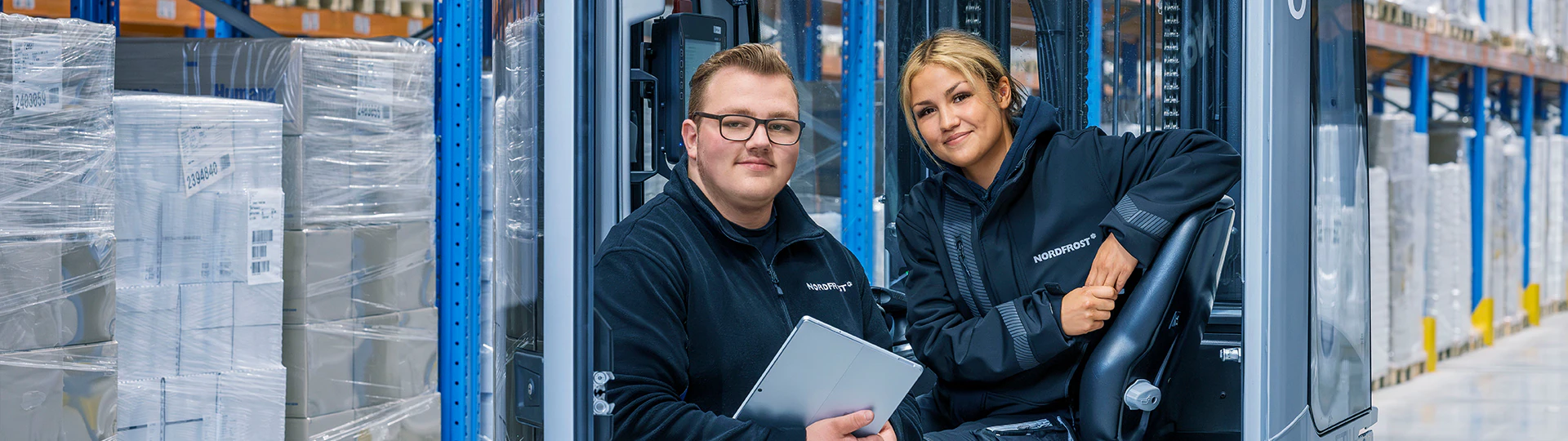 Mitarbeiter auf einem Gabelstapler im Lager