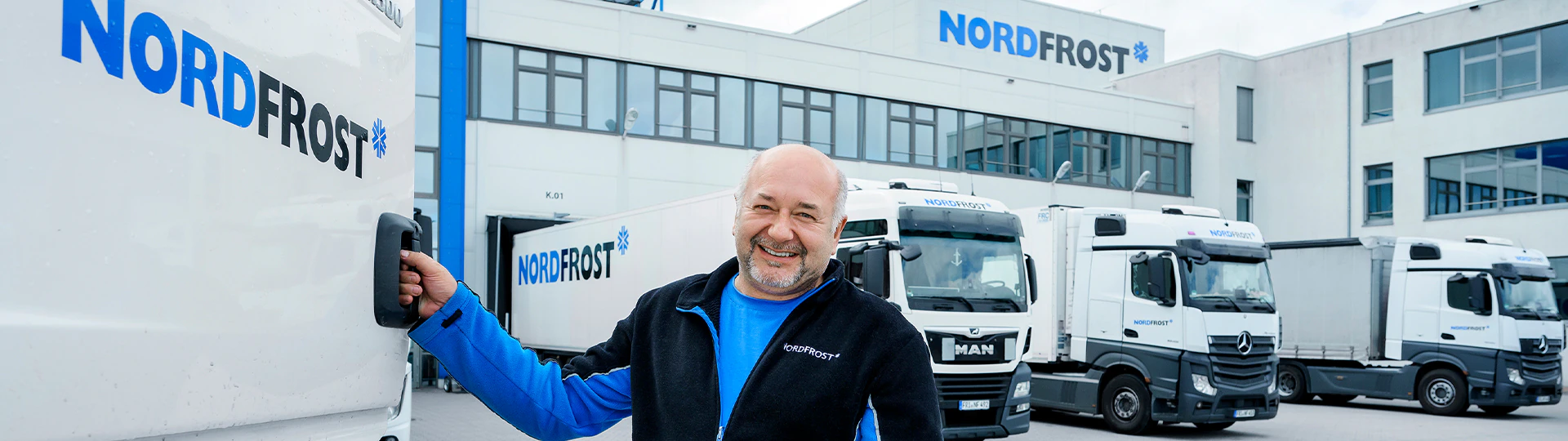 Kraftfahrer für den Transport vor seiner Lkw-Flotte