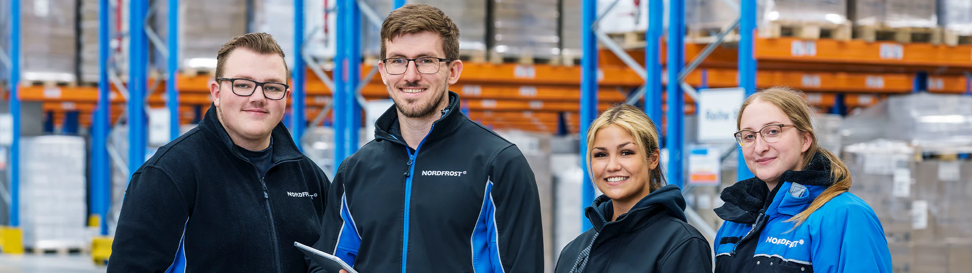 Mitarbeiter im Hochregallager