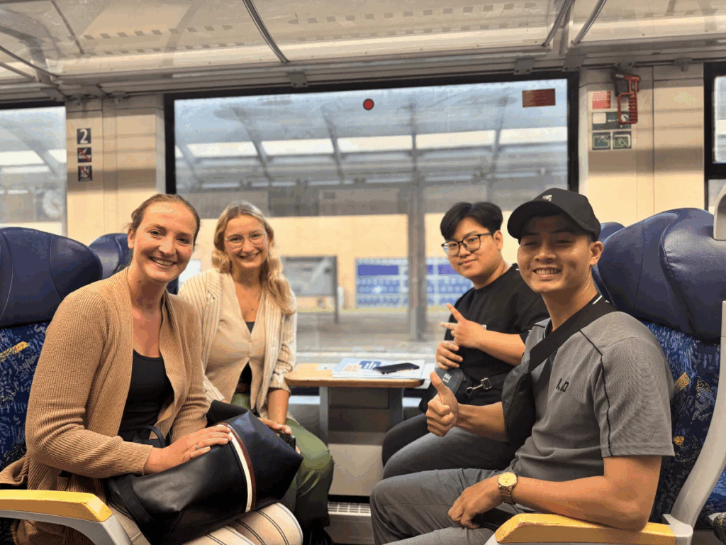 Ausbildungsteam mit Auszubildenden im Zug