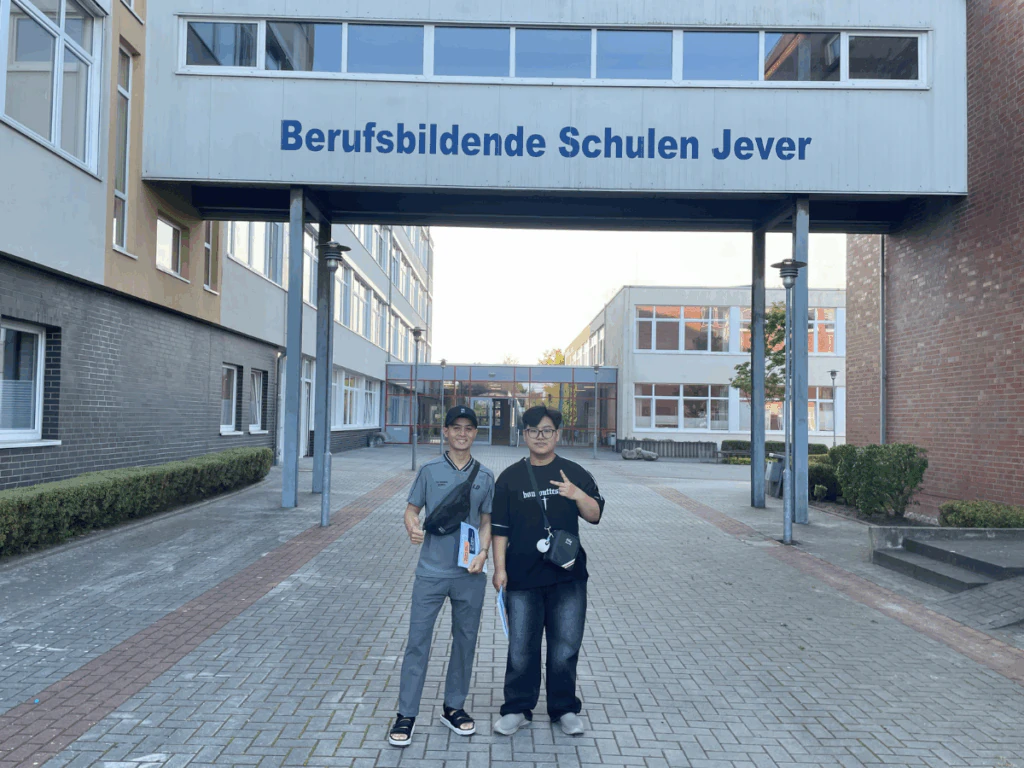 Auszubildende vor Berufsschule